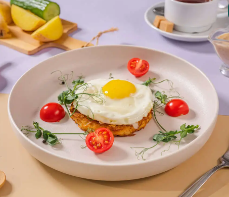 Картофельный драник с копчёной курицей и яйцом