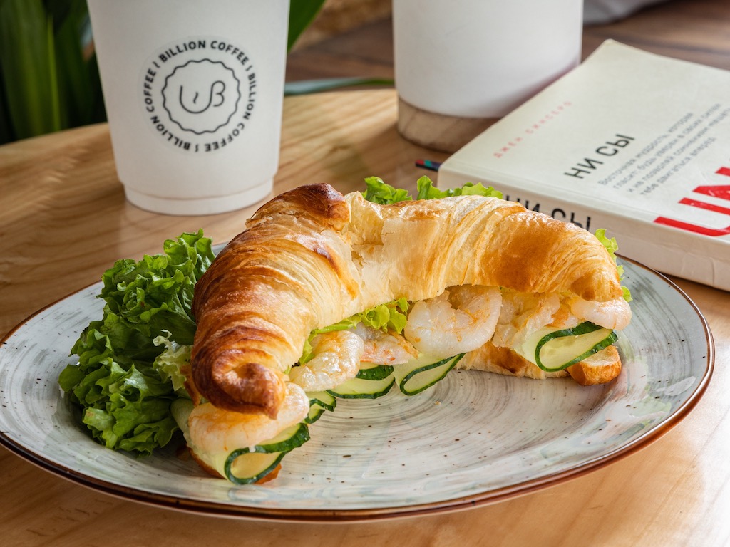 Круассан с королевскими креветками