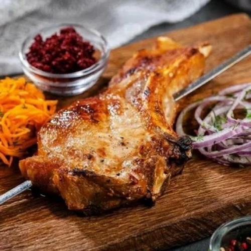 Стейк свиной корейки на углях