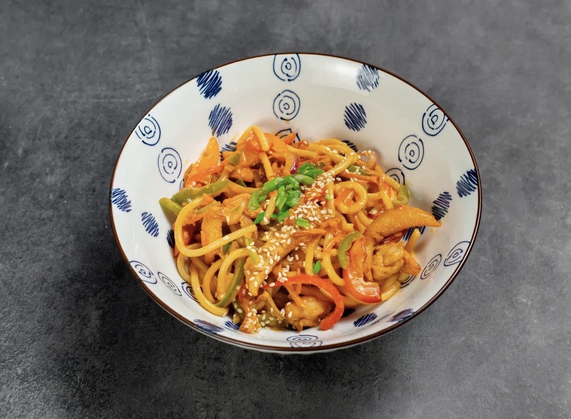 Яичная лапша с курицей в соусе Том ям