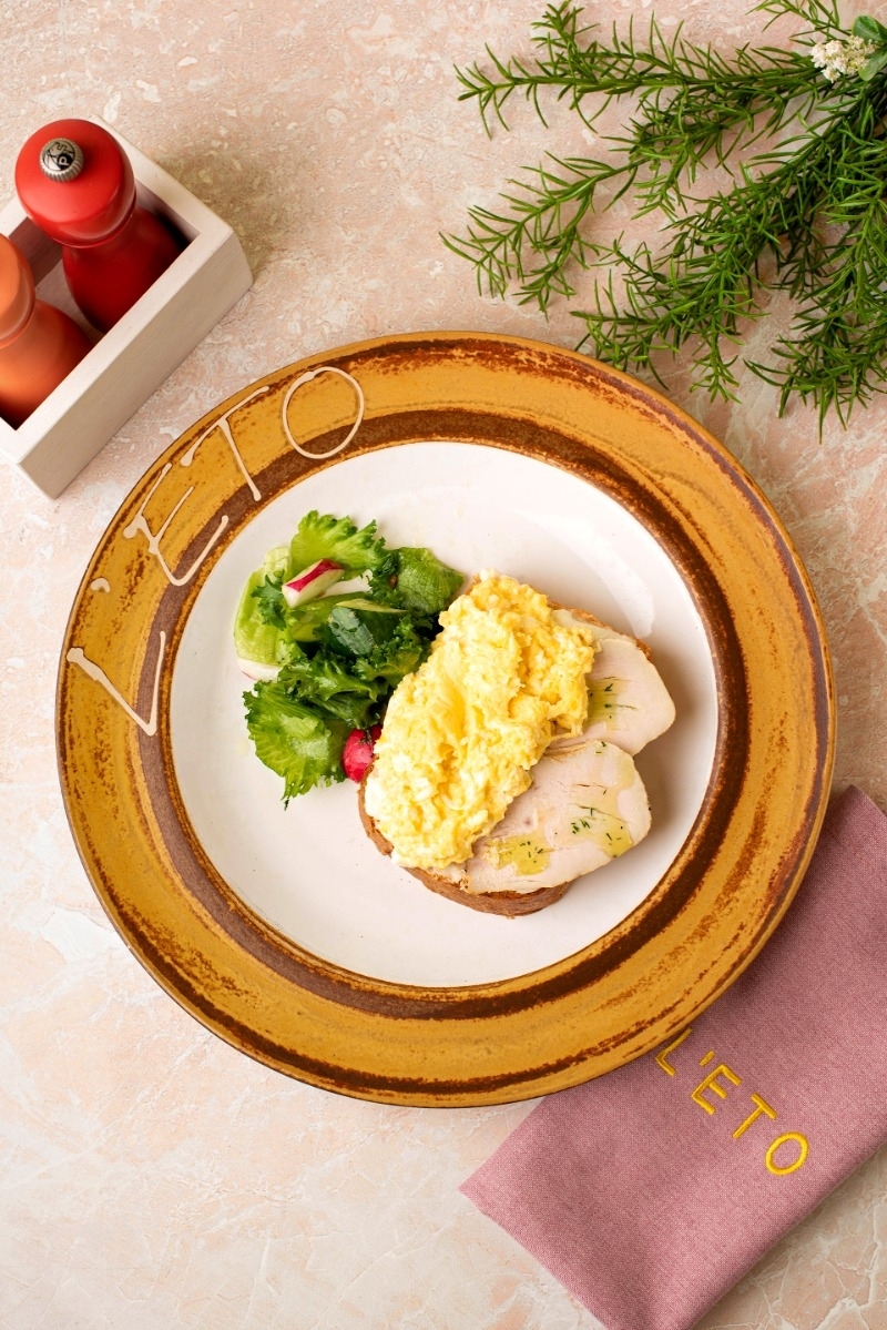 Скрэмбл на бриоши с индейкой