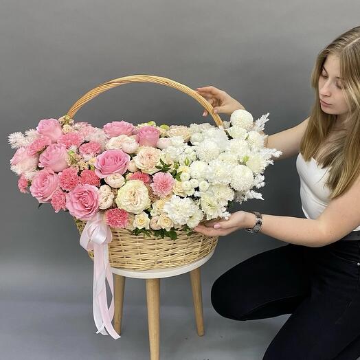Корзина с цветами нежное ассорти