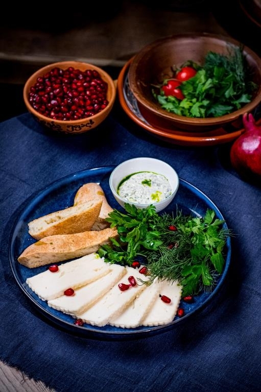 Брынза с зеленью и пряным маслом