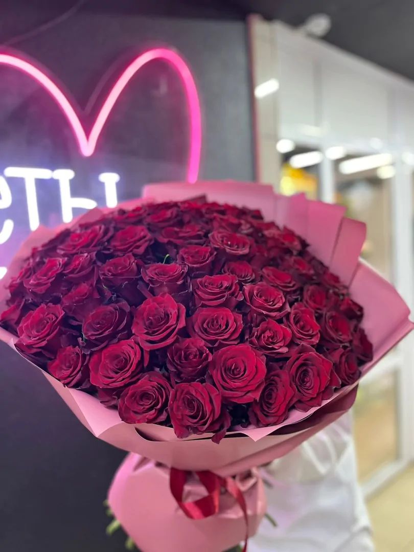 Букет из 55 бордовых роз в объемной малиновой упаковке