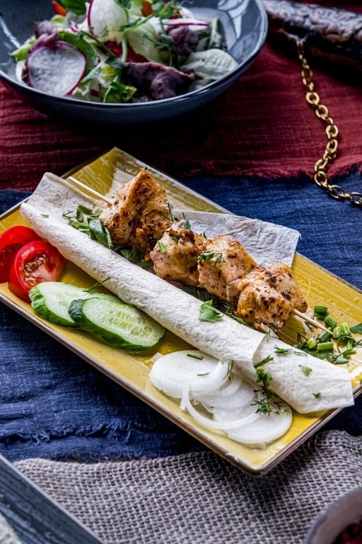 Д Шашлычок из куриной грудки с кетчупом