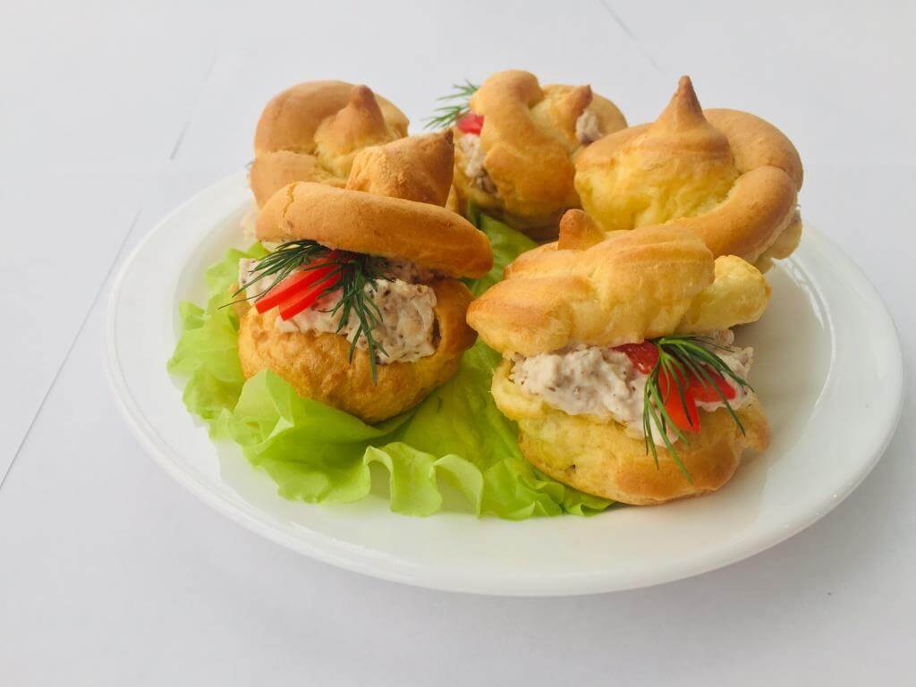 Профитроль с муссом из курицы с грецким