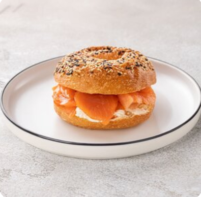 Бейгл с лососем и крем-сыром