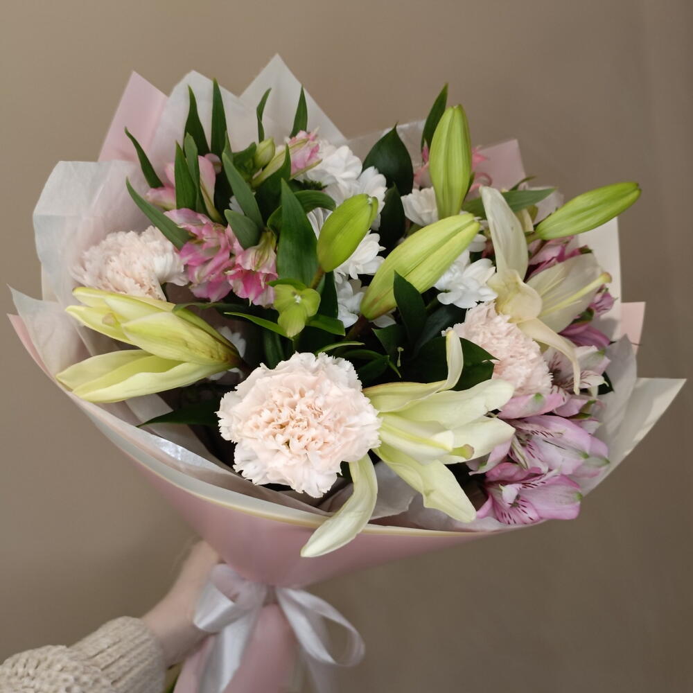 Букет с лилией и альстромерией