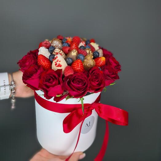 Клубника и розы