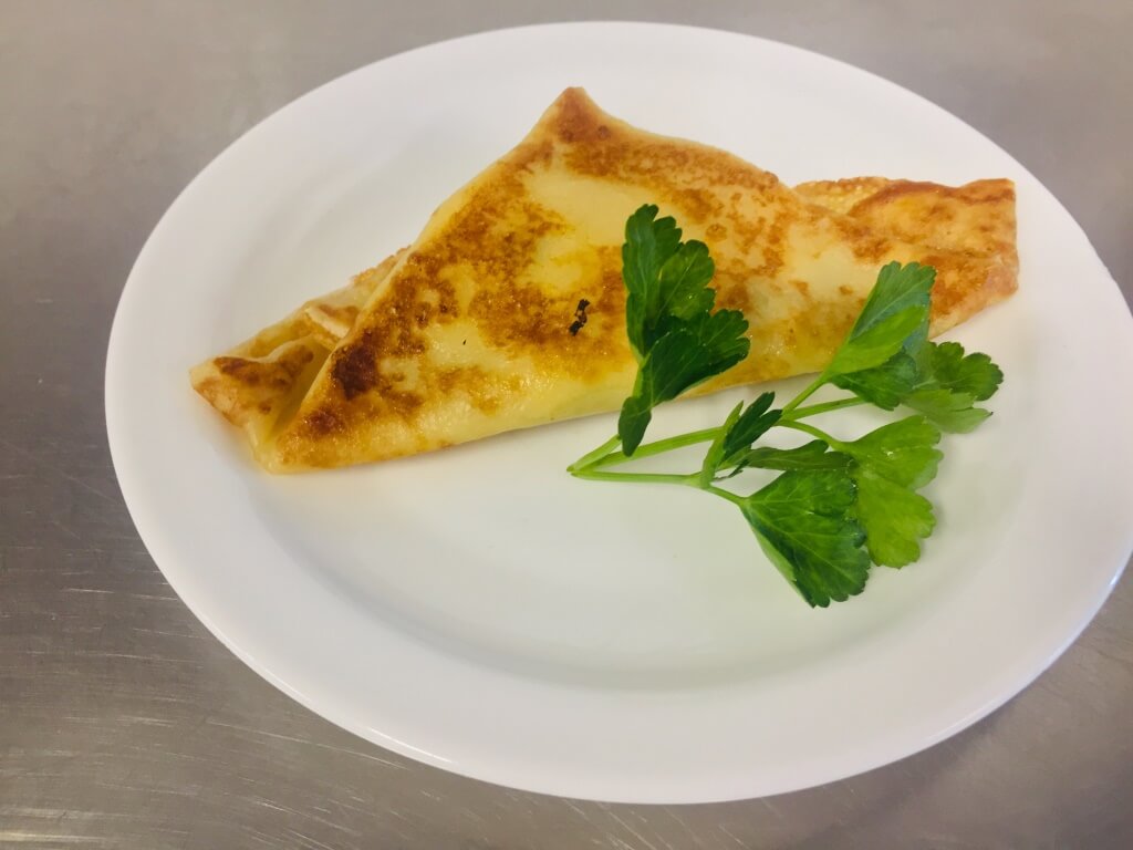 Блинчик с творожным фаршем и изюмом