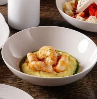 Печёные королевские креветки на подушке из картофельного пюре