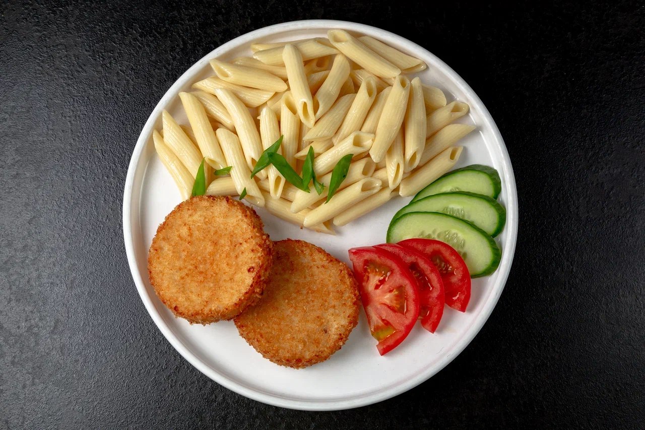Куриные котлеты с пастой пенне