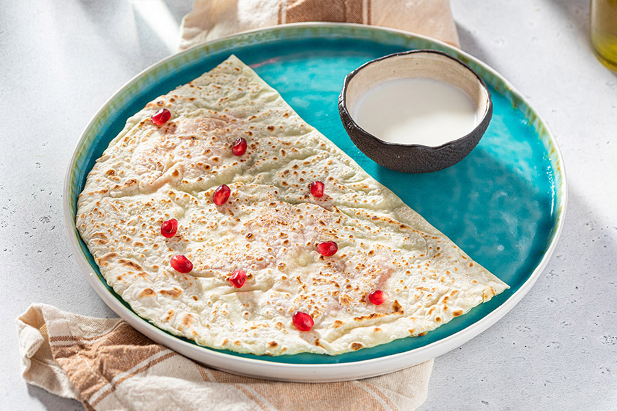 Кутаб с сыром и помидорами
