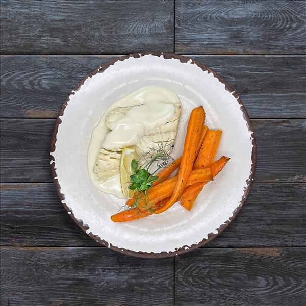 Треска с соусом Велюте и печеной морковью