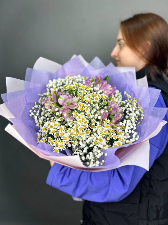 Букет ромашек, гипсофилы и альстромерий