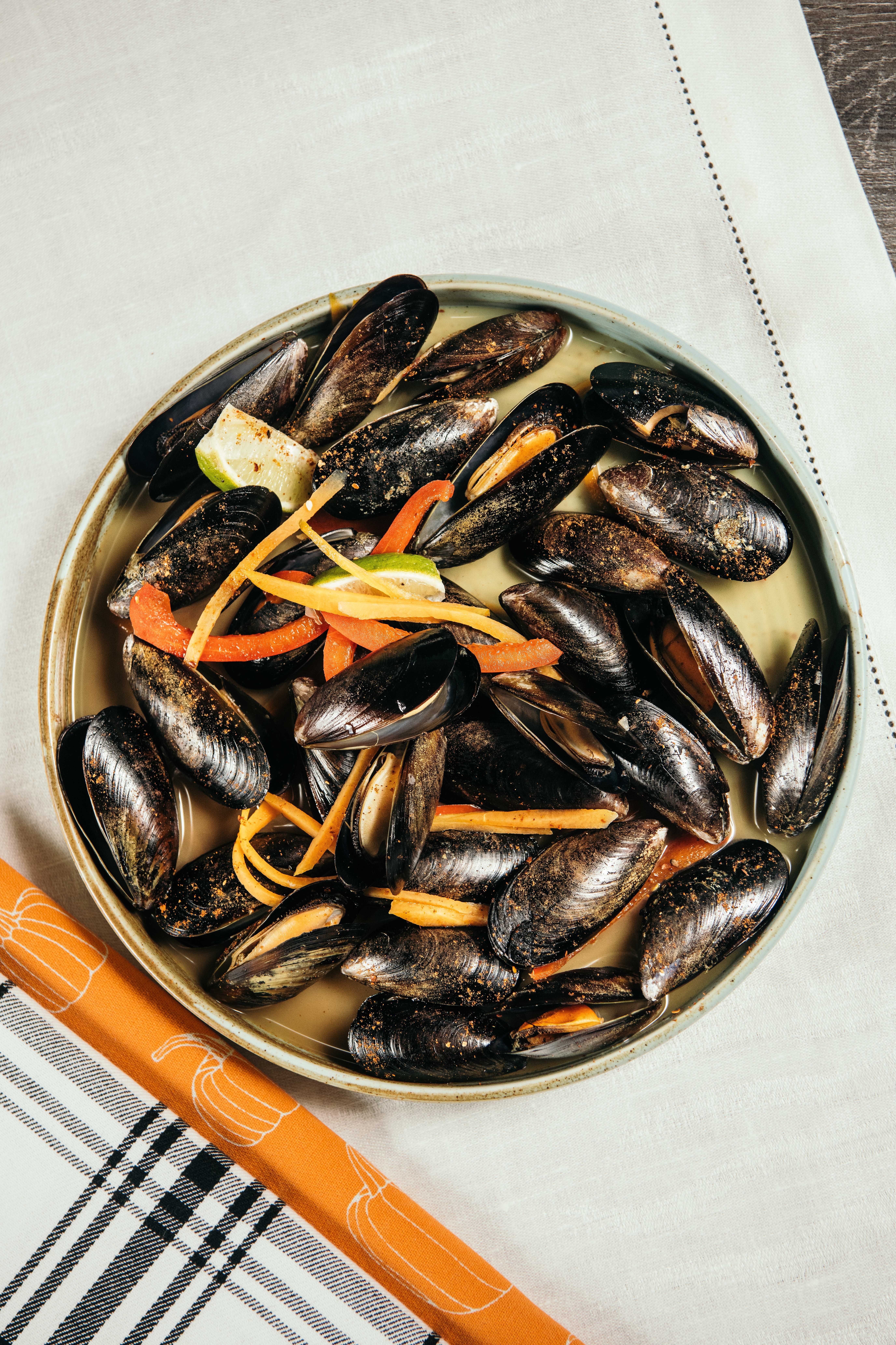 Мидии в овощном соусе