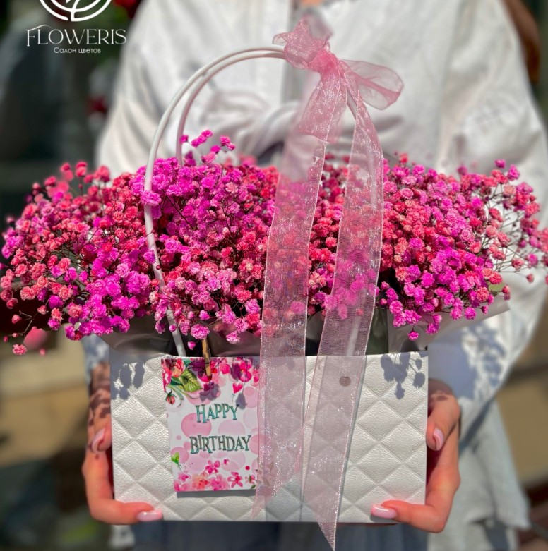 Композиция из стойкой гипсофилы в сумочке