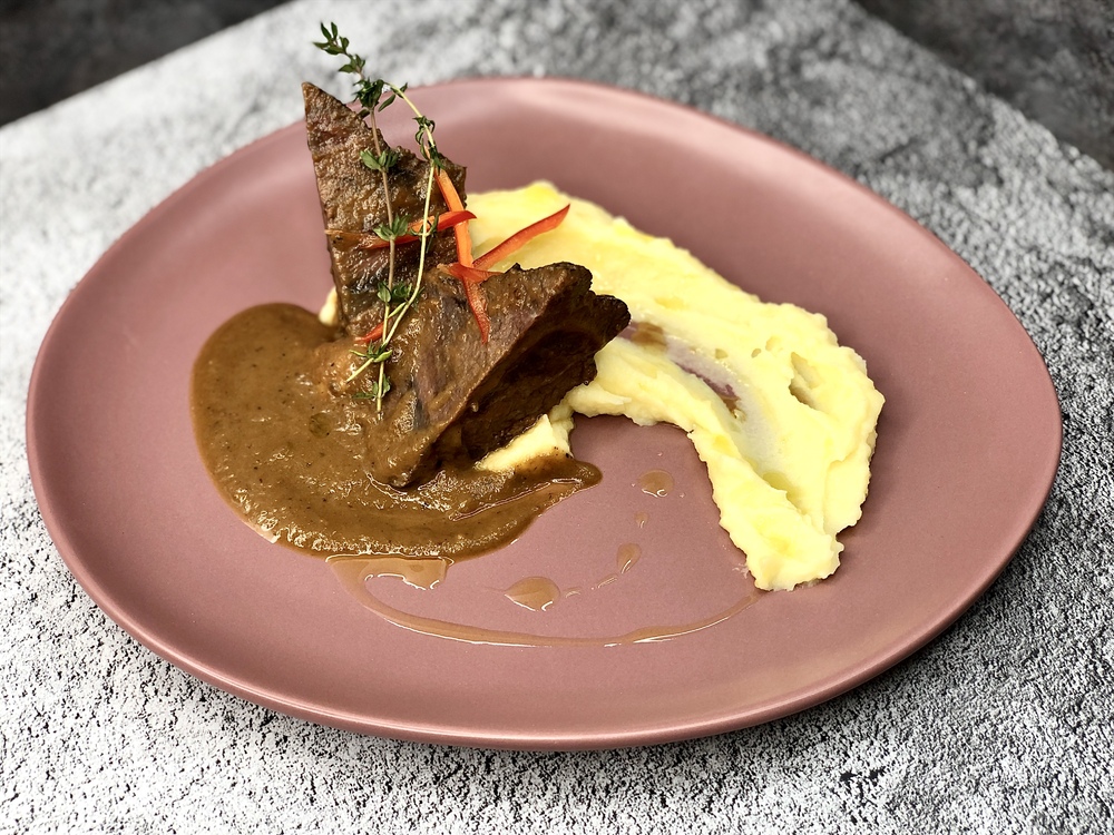 Томленые говяжьи щечки