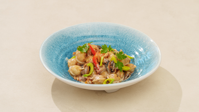 Жареные пельмени под сливочным соусом