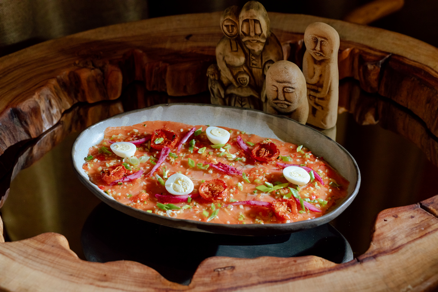 Малосольная рыбка под маринадом с зеленым луком перепелиным яйцом и маринованными овощам