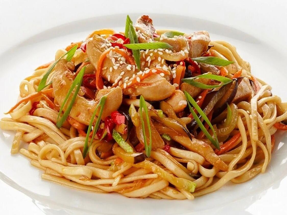 Удон с курицей и овощами