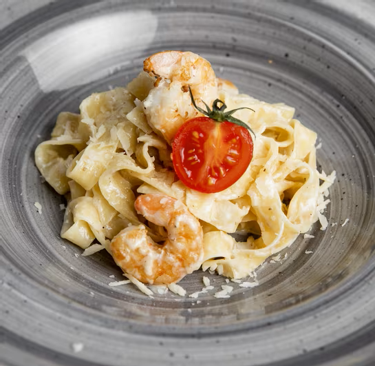 Паста с креветками и томатами