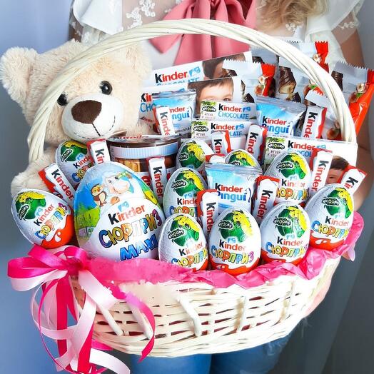 Киндеры и плюшевый мишка в корзинке