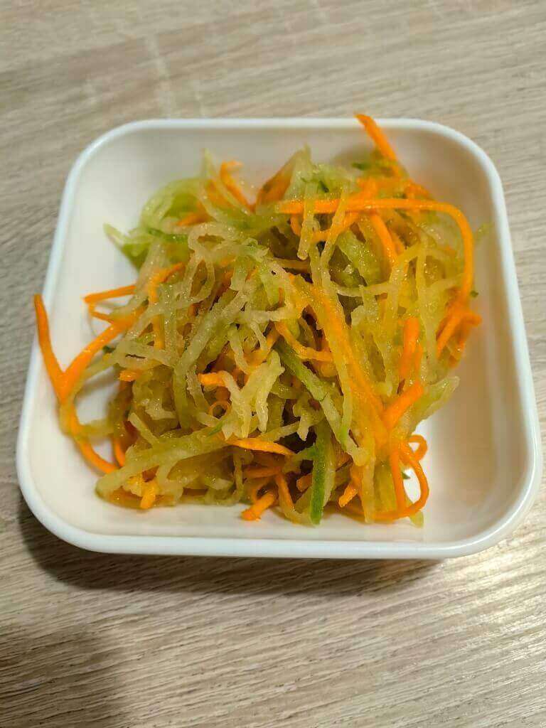 Салат из редьки с морковью с маслом