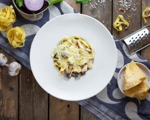 Паста с курицей и лесными грибами