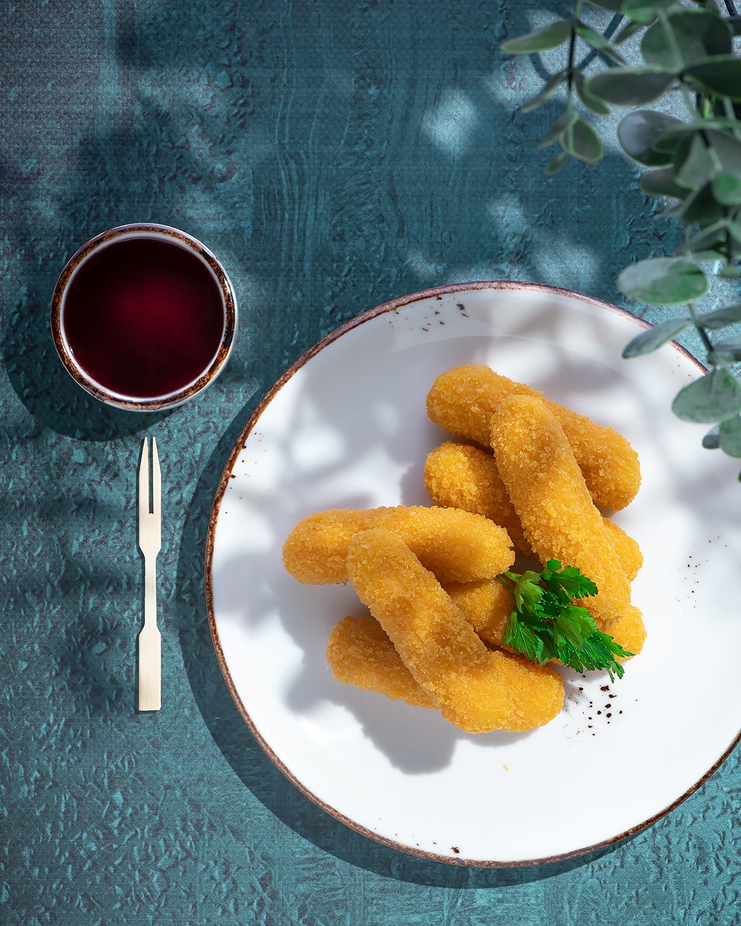 Сырные палочки с соусом на выбор