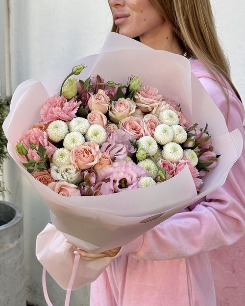 Из эустомы, кустовых роз и диантусов