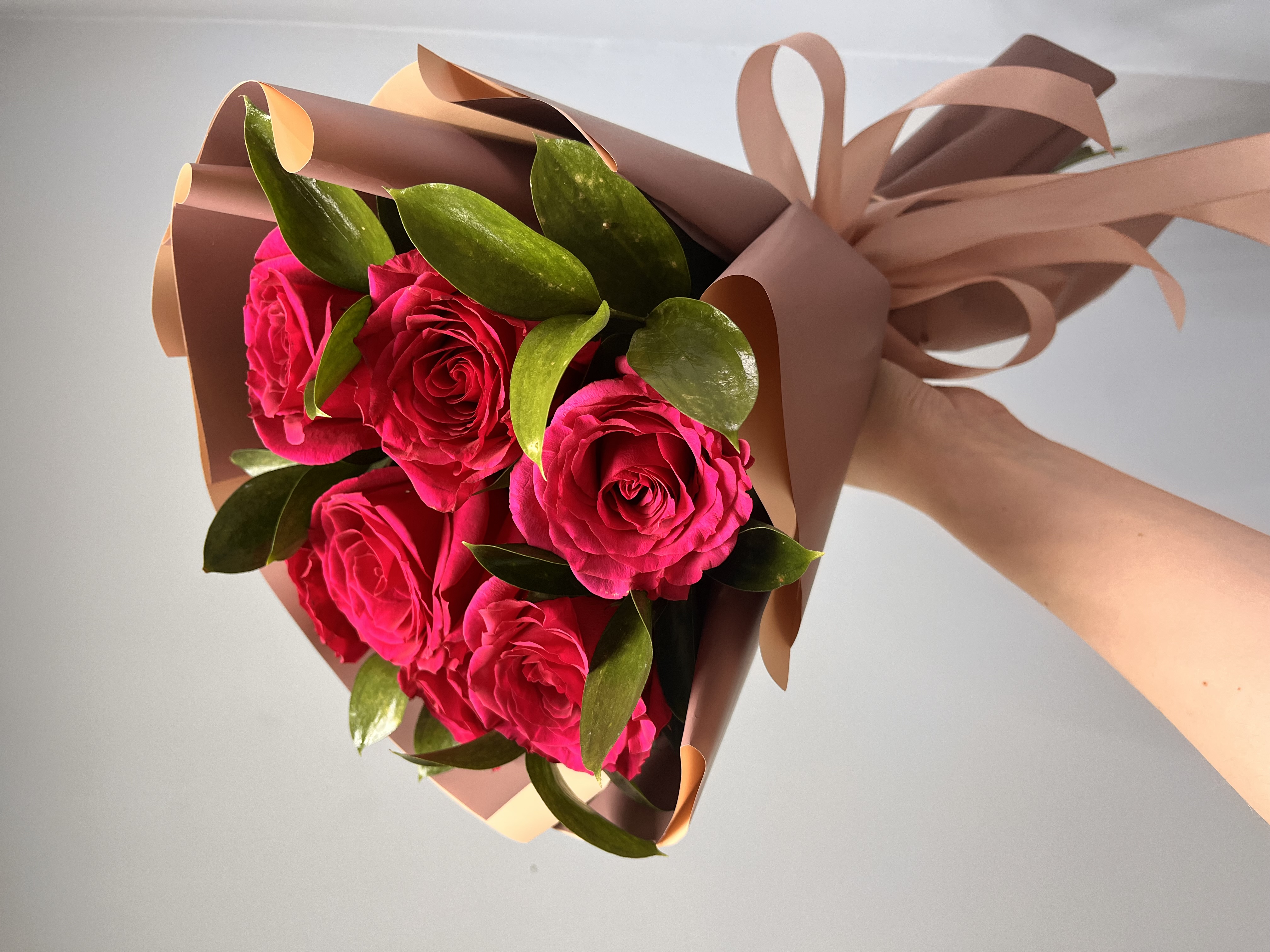 7 малиновых роз с рускусом в упаковке