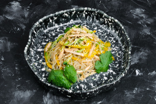 Салат фунчоза с курицей
