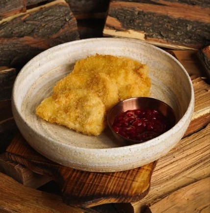Моцарелла с брусничным соусом