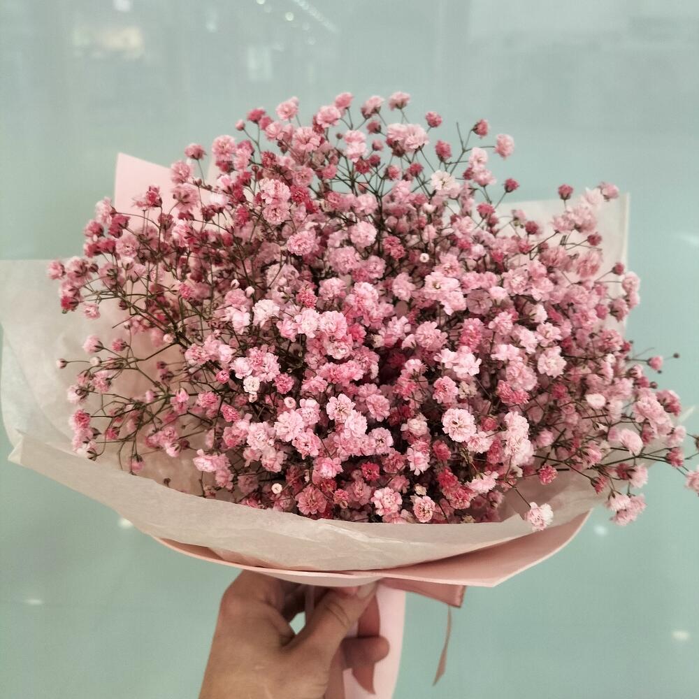 Букет из розовой гипсофилы для ребенка