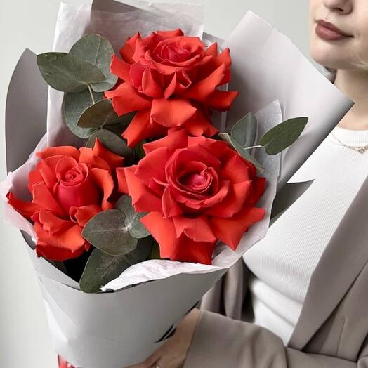 Букет-комплимент «Презент» из французских роз и эвкалипта