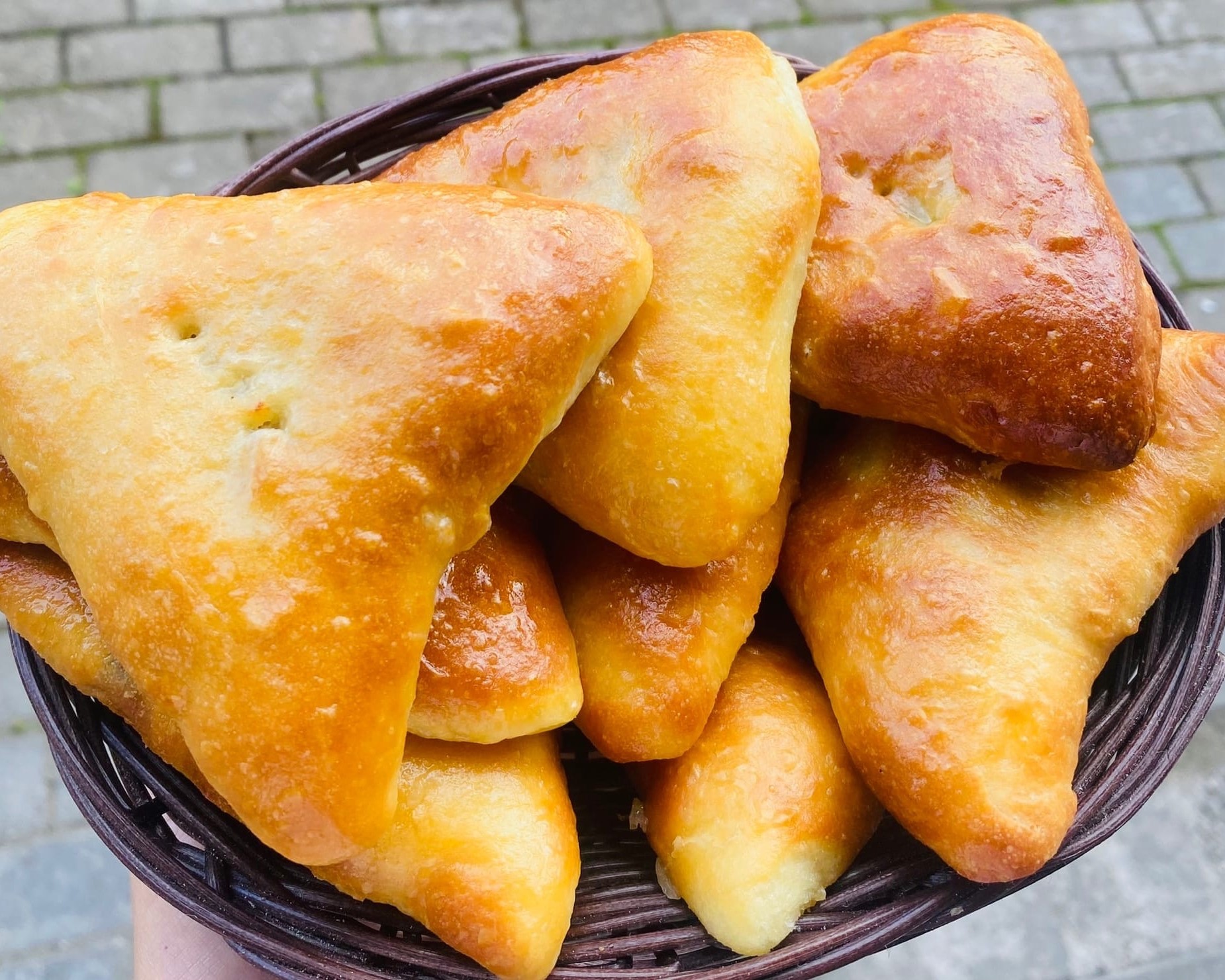 Пирожок с картошкой, грибами и луком