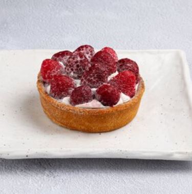 Песочная корзиночка с малиной и заварным кремом