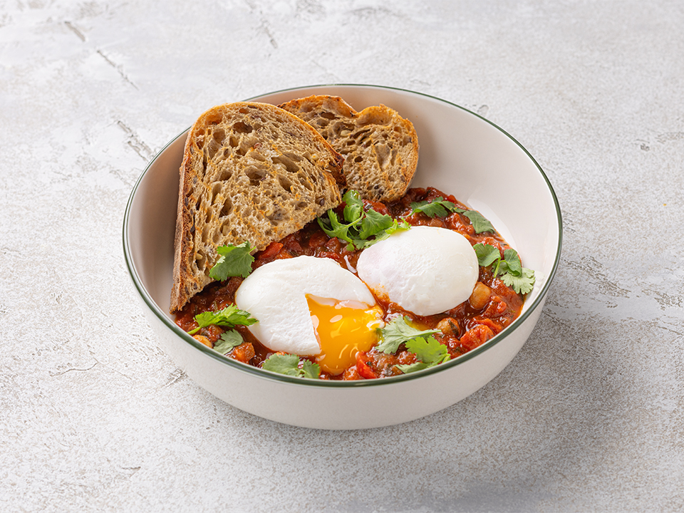 Шакшука с цельнозерновым хлебом