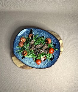 Теплый салат с говядиной и рукколой