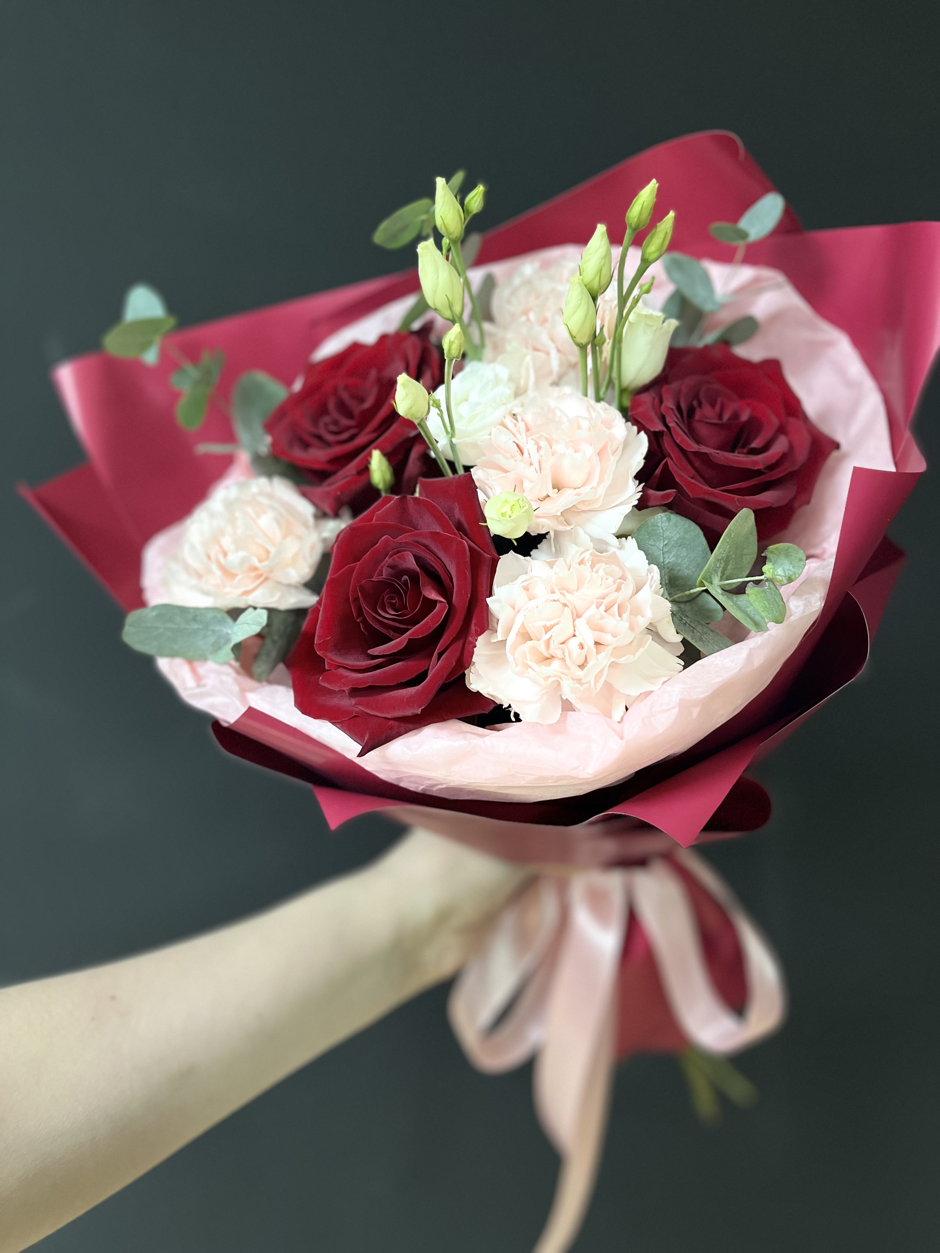 Букет из роз, диантуса и эустомы