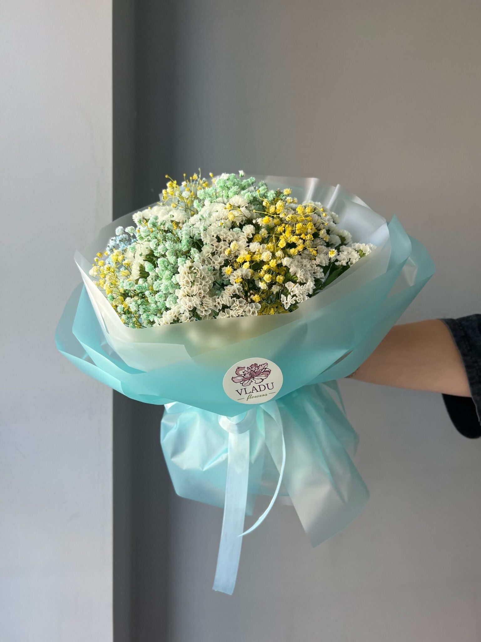 Букет из статицы в светлых оттенках