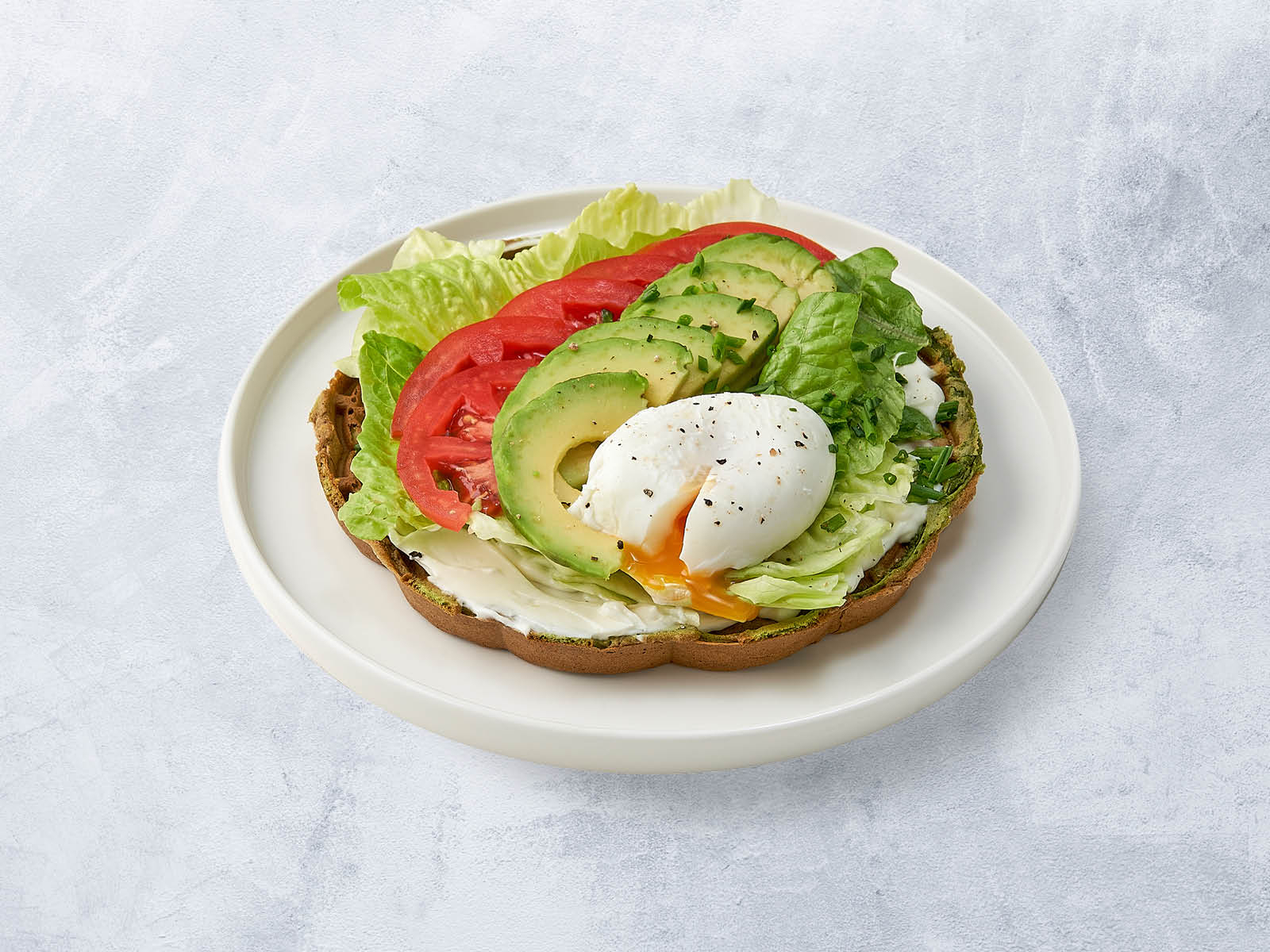 Завтрак с авокадо и яйцом пашот.