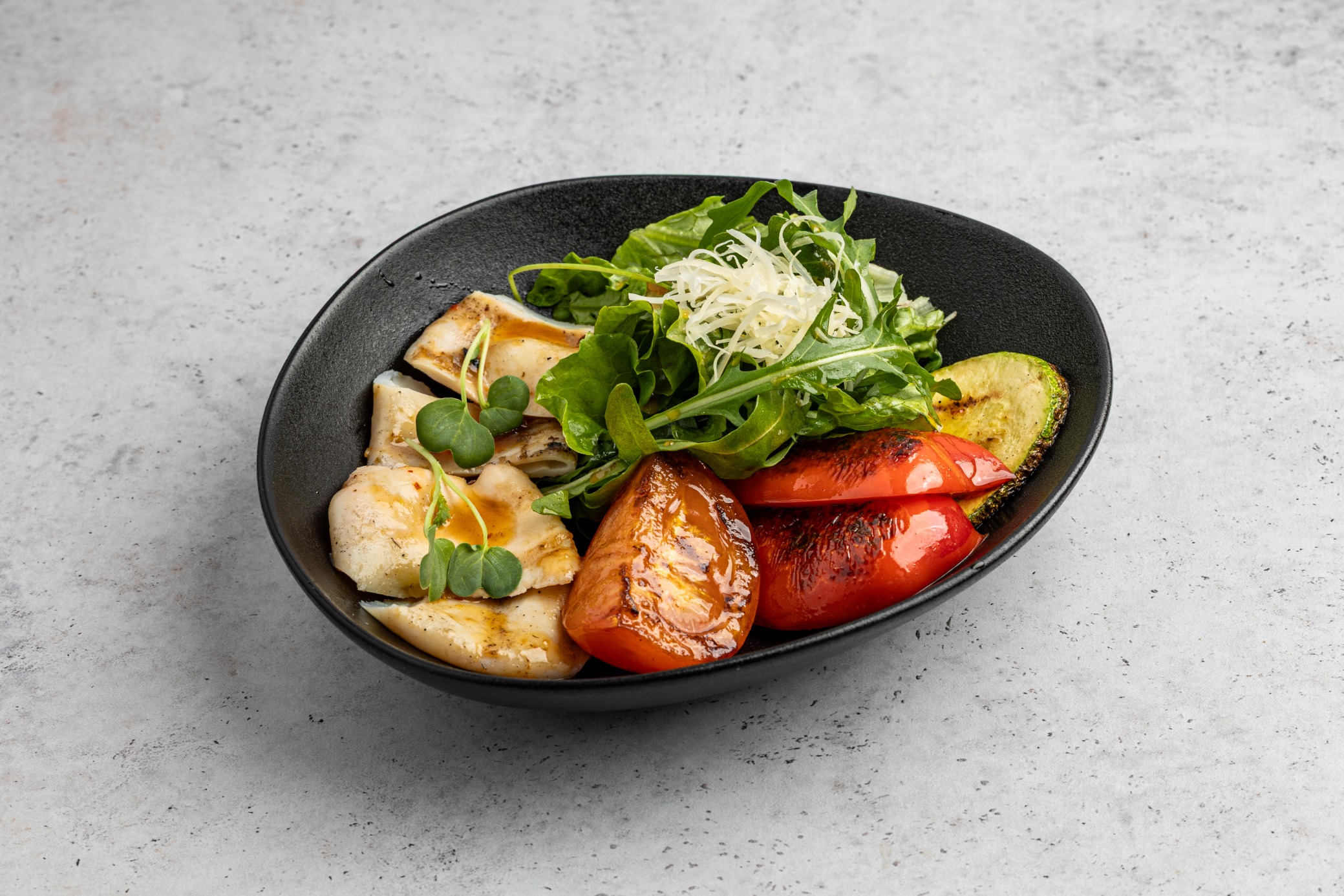 Стейк-салат с кальмаром и овощами на гриле