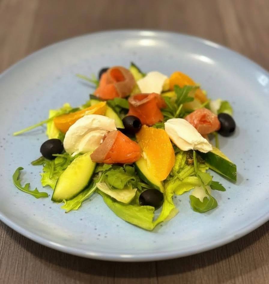 Салат с лососем