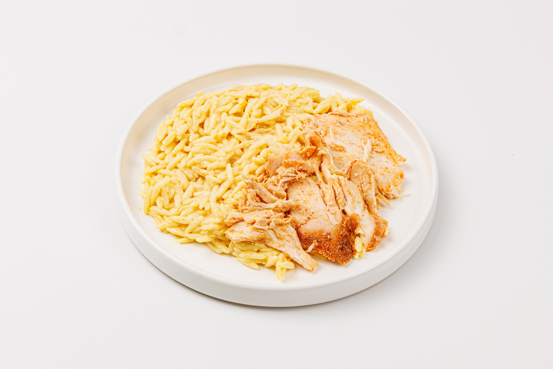Паста Ризони с сырным соусом и курицей