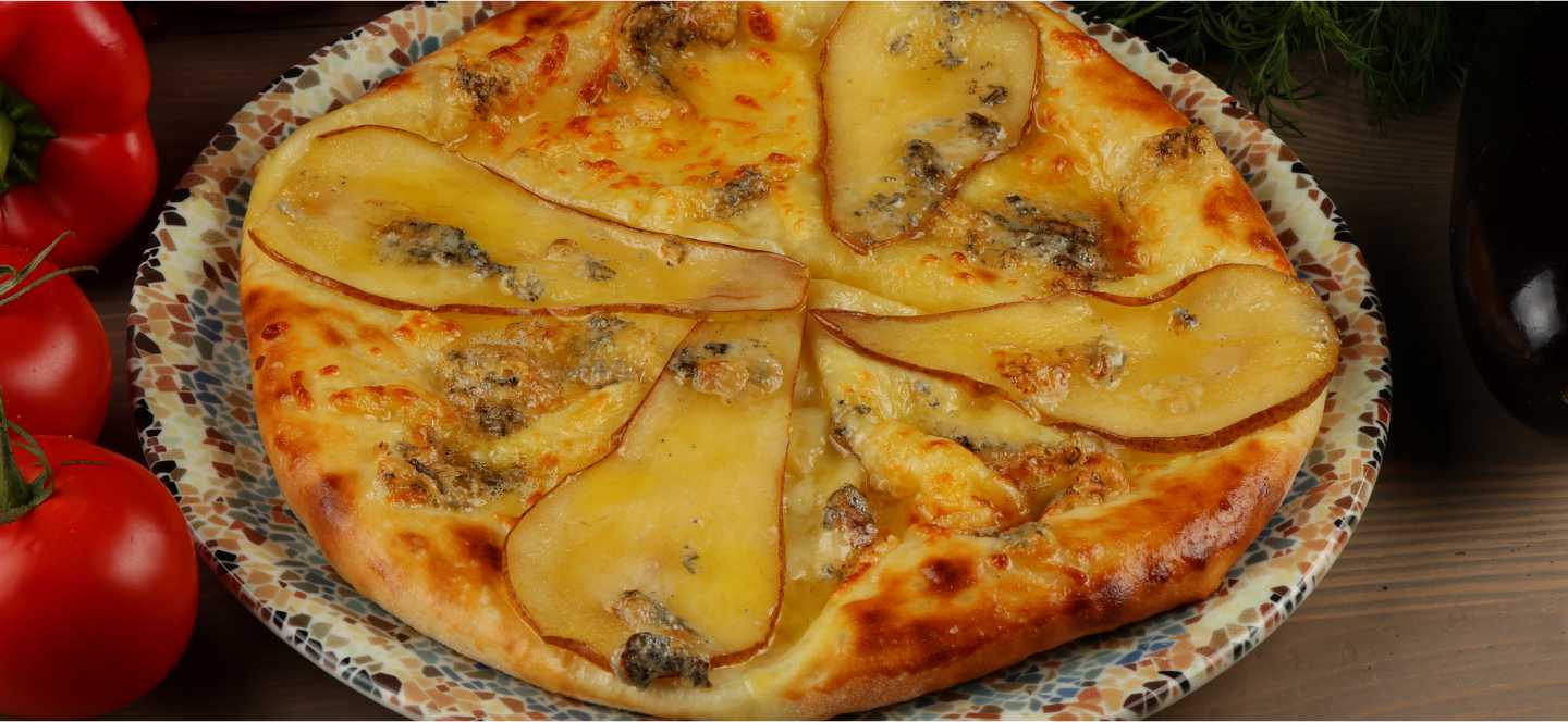 Хачапури с грушей, горгонзолой и медом
