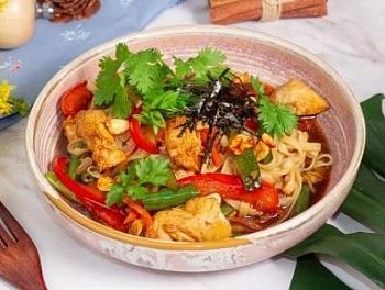 Лапша с курицей в соусе Адобо