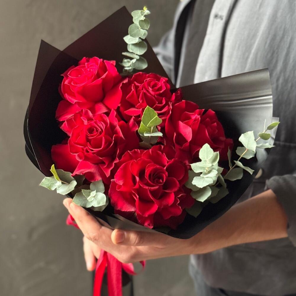 Стильный и эффектный букет из красных французских роз и эвкалипта в дерзком черном крафте