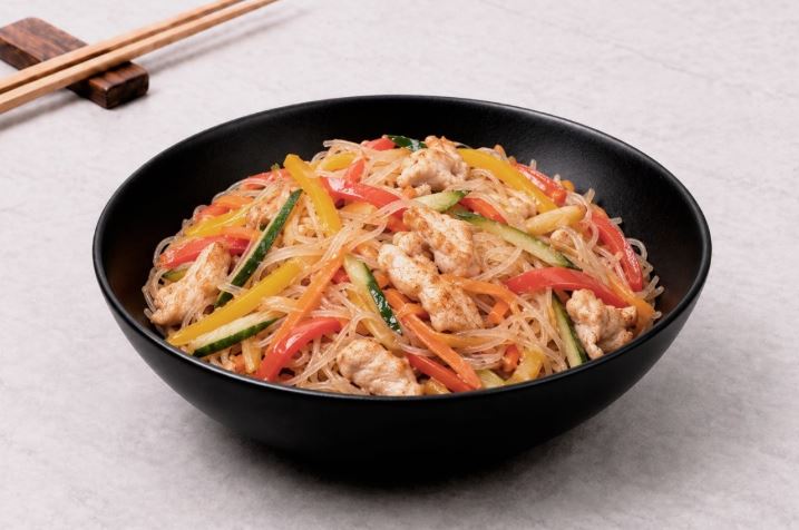Салат фунчоза с овощами и курицей